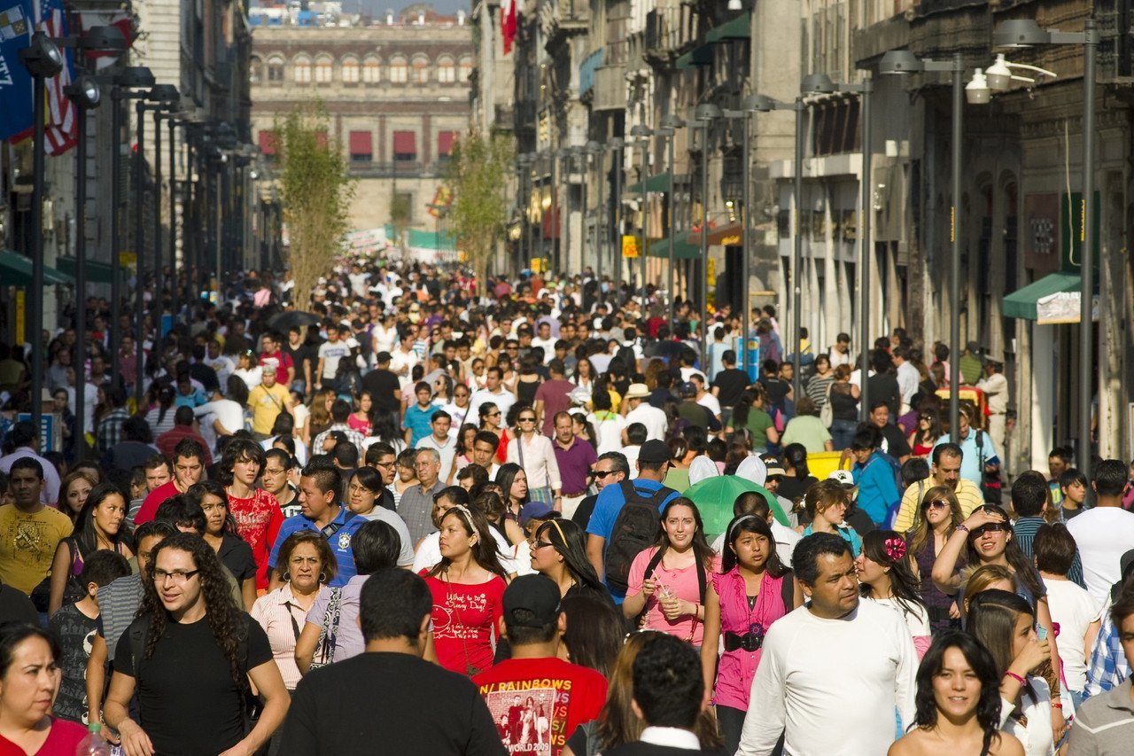 A Crowded Street: Khám Phá Khung Cảnh Phố Đông Đúc